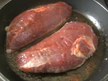 Rezept: Entenbrust in einer Hagebutten-Rotwein-Soße Bild Nr. 5 Entenbrust in einer Hagebutten-Rotwein-Soße - Rezept - Bild Nr. 5