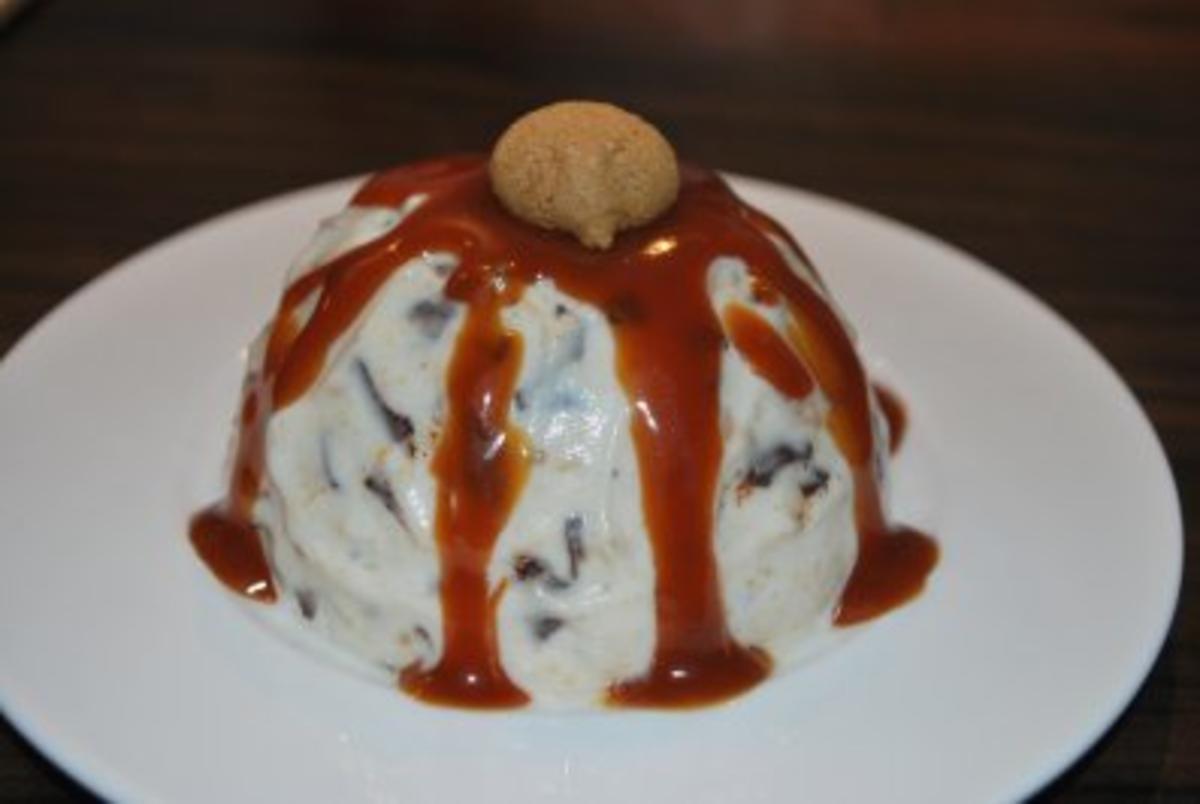 Quark-Amarettini-Mousse mit Karamellsauce - Rezept - kochbar.de