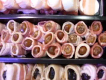 Datteln & Aprikosen im Speckmantel mit Bild - Rezept