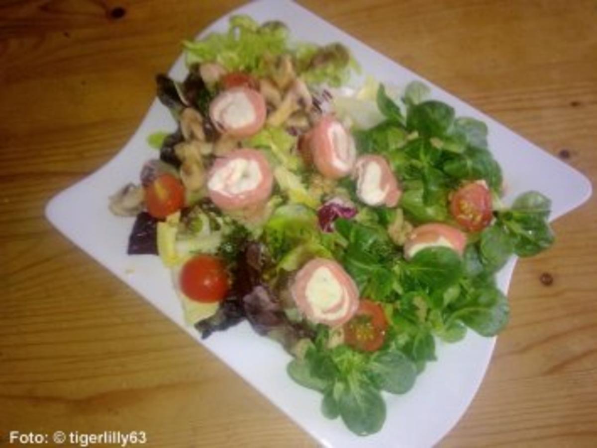 Bilder für Gemischte Blattsalate mit Lachs-Frischkäseröllchen - Rezept