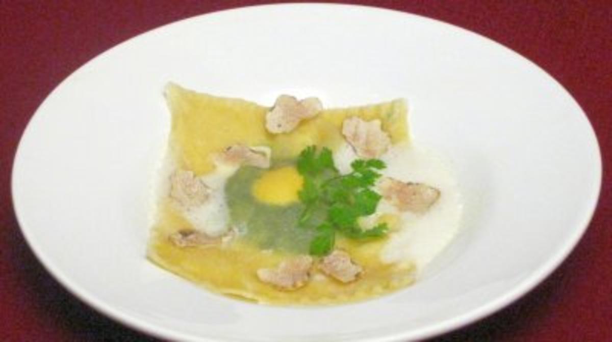Getrüffelte Ravioli mit Spinat und Eigelb - Rezept - kochbar.de
