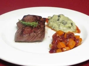 Rezept: Straußenfilet mit Olivencreme und Kürbis-Chutney Straußenfilet mit Olivencreme und Kürbis-Chutney - Rezept