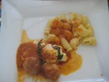 Hackbällchen an Tomatensauce mit Mozzarella - Rezept - Bild Nr. 2