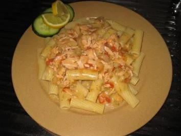 Tortiglioni mit beschwipstem Lachssößchen - Rezept