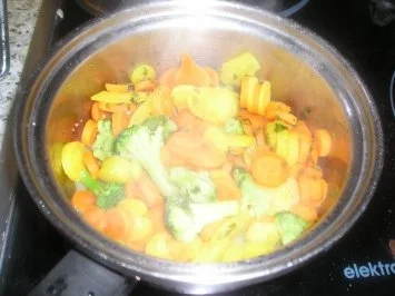 Rezept: Schollenfilet Müllerin mit buntem Gemüsetrio Bild Nr. 2 Schollenfilet Müllerin mit buntem Gemüsetrio - Rezept - Bild Nr. 2