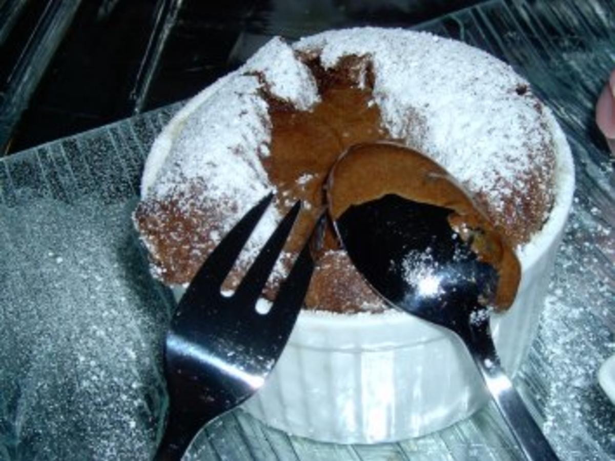Warmer Schokoladenkuchen mit flüssigem Kern &amp; - Rezept - kochbar.de