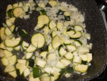 Schinkennudeln ~ Zucchini-Tomatensauce - Rezept - Bild Nr. 6