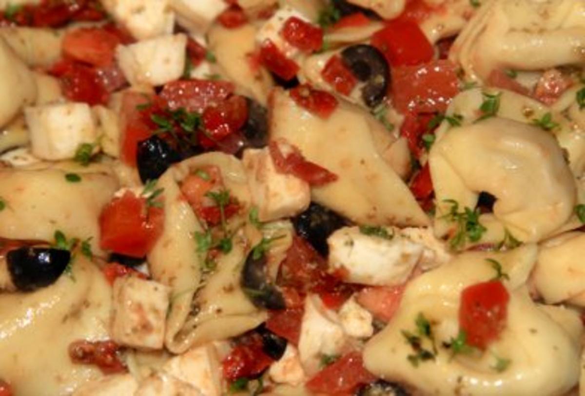 Tortellini-Salat mit Tomate-Mozzarella - Rezept