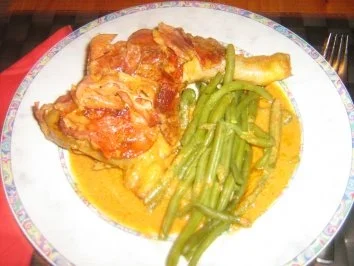 Rezept: Hähnchenschenkel im Speckmantel gegart in einer leichten Senfsoße mit Prizessbohnen Hähnchenschenkel im Speckmantel gegart in einer leichten Senfsoße mit Prizessbohnen - Rezept