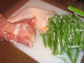 Rezept: Hähnchenschenkel im Speckmantel gegart in einer leichten Senfsoße mit Prizessbohnen Bild Nr. 2 Hähnchenschenkel im Speckmantel gegart in einer leichten Senfsoße mit Prizessbohnen - Rezept - Bild Nr. 2