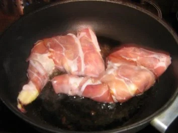 Rezept: Hähnchenschenkel im Speckmantel gegart in einer leichten Senfsoße mit Prizessbohnen Bild Nr. 3 Hähnchenschenkel im Speckmantel gegart in einer leichten Senfsoße mit Prizessbohnen - Rezept - Bild Nr. 3