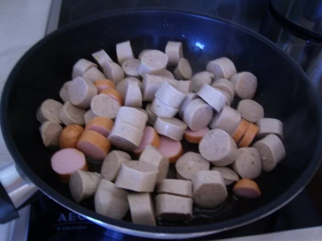 Zucchini-Pfanne mit Würstchen - Rezept