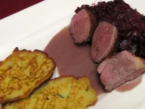 Sauerbraten von der Entenbrust auf Rotkohl mit Kartoffelplätzchen - Rezept