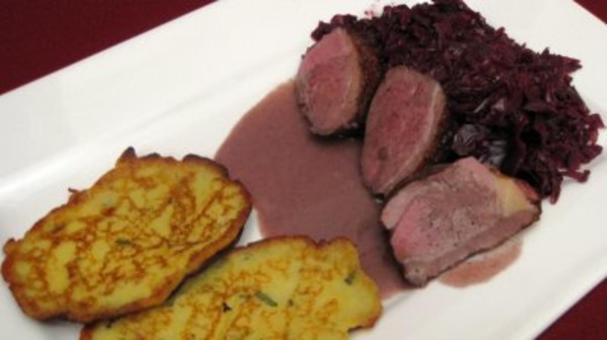 Sauerbraten von der Entenbrust auf Rotkohl mit Kartoffelplätzchen ...