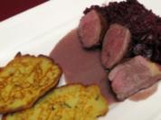 Sauerbraten von der Entenbrust auf Rotkohl mit Kartoffelplätzchen - Rezept