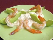 Krabbencocktail auf Avocadostreifen - Rezept