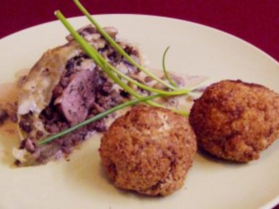 Schweinefilet Wellington im Blätterteigmantel mit Mandelkroketten ...