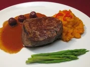 Rinderfilet auf Kirsch-Rotwein-Spiegel, dazu Süßkartoffelstampf u. Spargel - Rezept