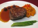 Rinderfilet auf Kirsch-Rotwein-Spiegel, dazu Süßkartoffelstampf u. Spargel - Rezept