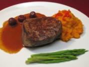 Rezept: Rinderfilet auf Kirsch-Rotwein-Spiegel, dazu Sรผรkartoffelstampf u. Spargel Rinderfilet auf Kirsch-Rotwein-Spiegel, dazu Sรผรkartoffelstampf u. Spargel - Rezept