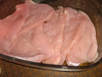 Rezept: Putenschnitzelchen unter einer Tomaten-Mozzarella-Kruste Bild Nr. 2 Putenschnitzelchen unter einer Tomaten-Mozzarella-Kruste - Rezept - Bild Nr. 2