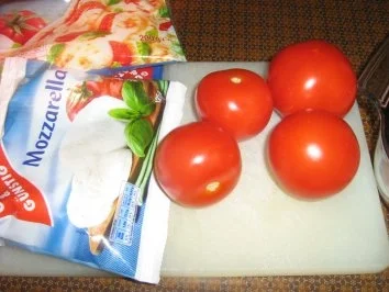 Rezept: Putenschnitzelchen unter einer Tomaten-Mozzarella-Kruste Bild Nr. 3 Putenschnitzelchen unter einer Tomaten-Mozzarella-Kruste - Rezept - Bild Nr. 3