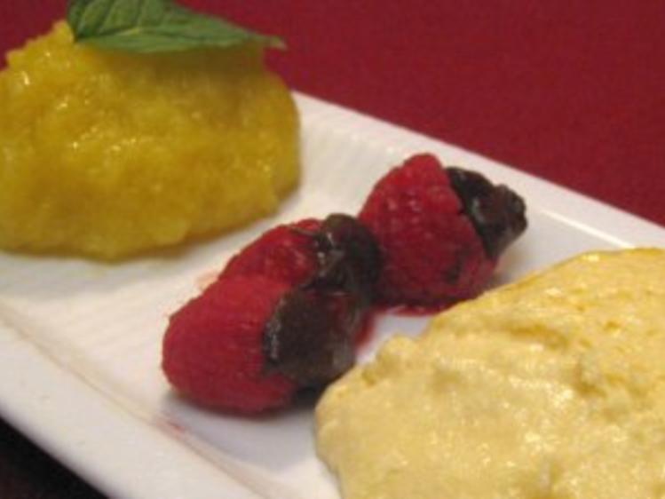 Mango-Sorbet, gefüllte Himbeeren und weiße Schokoladen-Mousse - Rezept ...