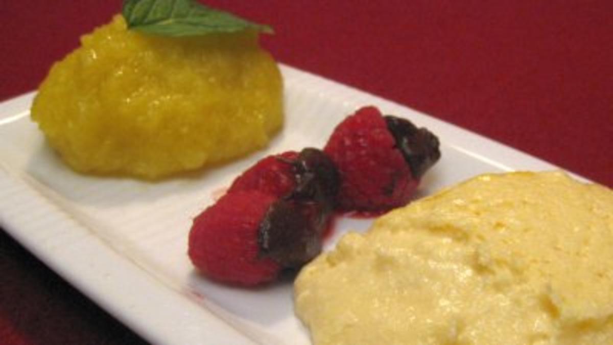 Bilder für Mango-Sorbet, gefüllte Himbeeren und weiße Schokoladen-Mousse - Rezept