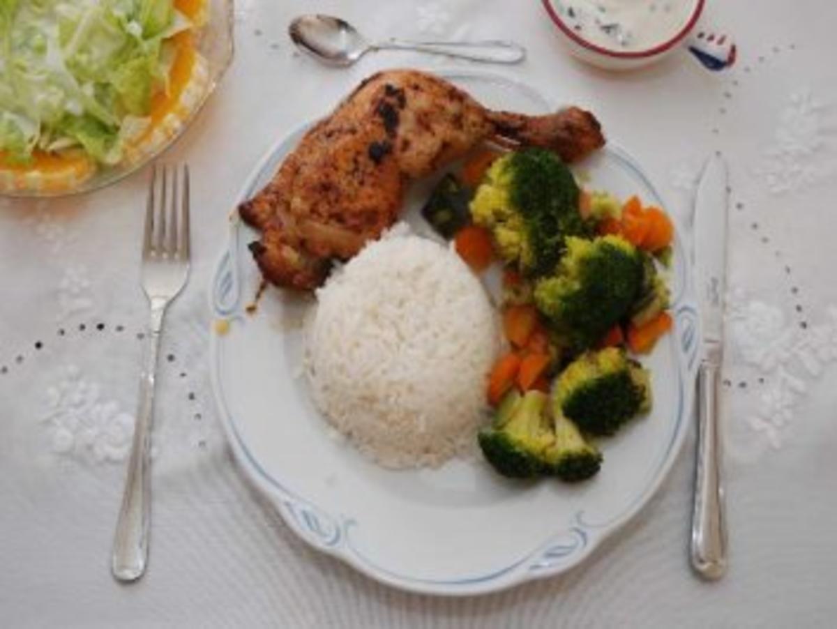 Geflügel : Gebratene Hähnchenschenkel mit gedünstetem Gemüse und Reis - Rezept
