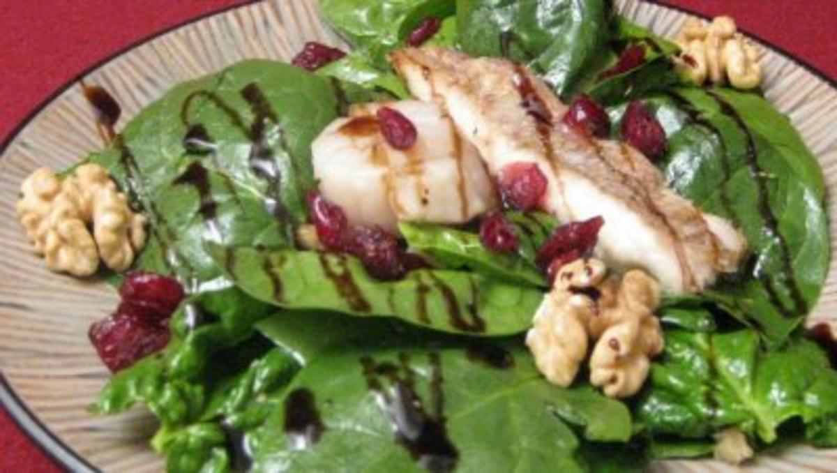 Bilder für Doradenfilets auf Blattsalat mit Orangen-Walnuss-Cranberry-Vinaigrette - Rezept