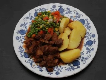 Gulasch : ...mit Buttergemüse und Salzkartoffeln - Rezept