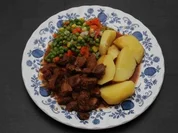 Gulasch : ...mit Buttergemüse und Salzkartoffeln - Rezept