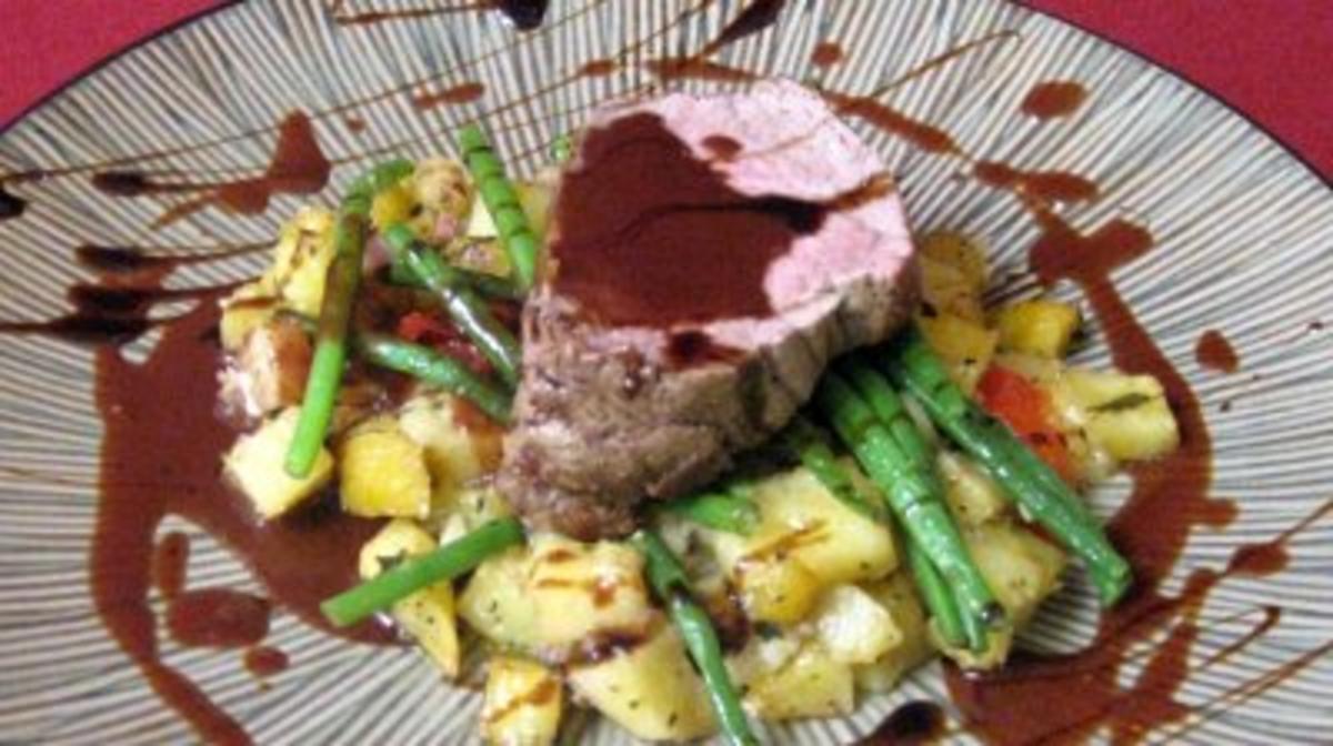 Bilder für Rinderfilet an marokkanischen Ofenkartoffeln, Buschbohnen und Chili-Schokoladensoße - Rezept