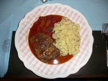 Rezept: Schwein : Kammscheibe gebraten an Nudeln Schwein : Kammscheibe gebraten an Nudeln - Rezept