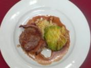 Rinderfilet im Speckmantel an Mopssößle mit Spätzle und Wirsingbällchen - Rezept