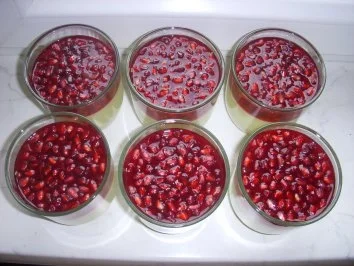 Rezept: ZITRONENCREME MIT GRANATAPFELGELEE Bild Nr. 4 ZITRONENCREME MIT GRANATAPFELGELEE - Rezept - Bild Nr. 4