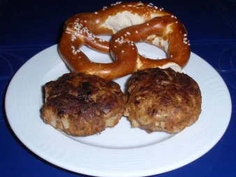 Rezept: Fleischpflanzerl mit Mozzarellafüllung Fleischpflanzerl mit Mozzarellafüllung - Rezept