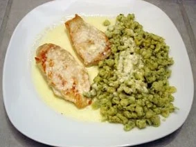 Basilikumknöpfle mit Pecorinosauce und Hähnchen-Minuten-Schnitzel - Rezept