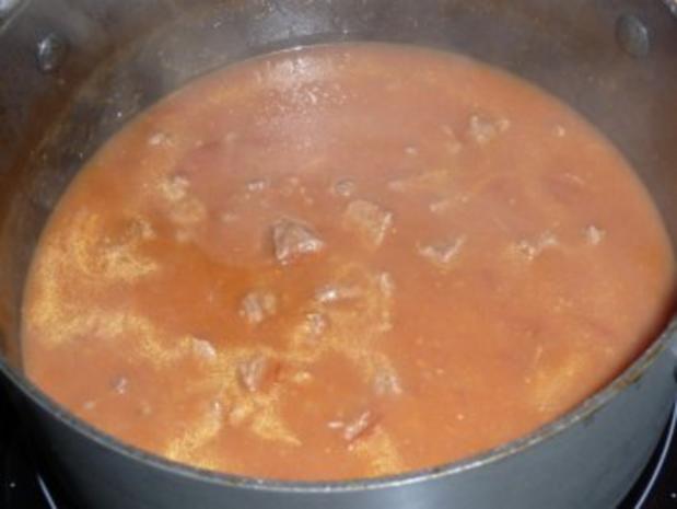 Rindergulasch mit Zwiebeln, Paprika und Tomaten