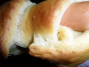 Knusprige Croissants mit Wurst und Käse gefüllt - Rezept