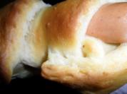 Knusprige Croissants mit Wurst und Käse gefüllt - Rezept