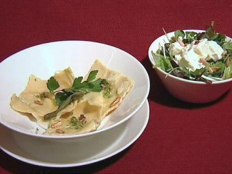 Ravioli mit getrüffelter Ricotta-Walnuss-Füllung an Wildkräutersalat ...