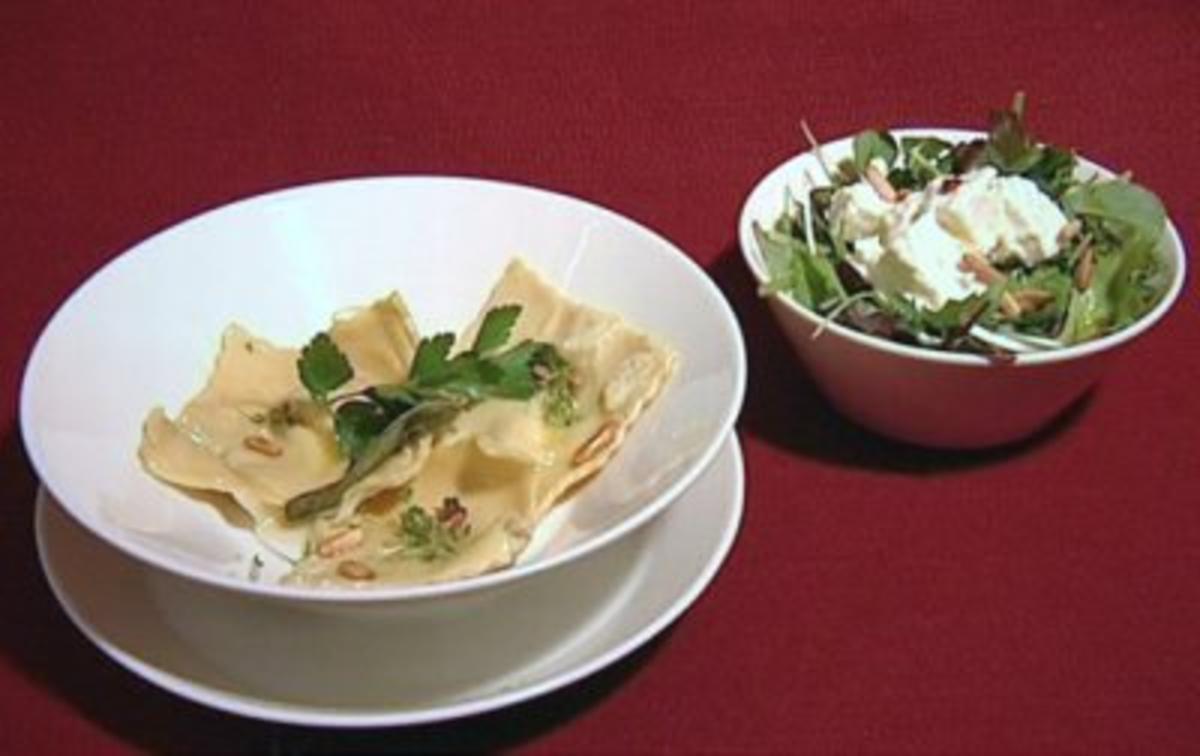 Bilder für Ravioli mit getrüffelter Ricotta-Walnuss-Füllung an Wildkräutersalat (Thorsten Nindel) - Rezept