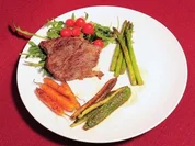 Rumpsteak auf Rucola, Tomaten- und Gurkensalat (Allegra Curtis) - Rezept