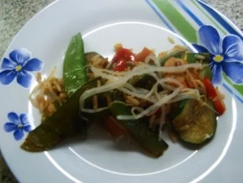 Gebratener Reis mit Hähnchen und Bambussprossen - Rezept