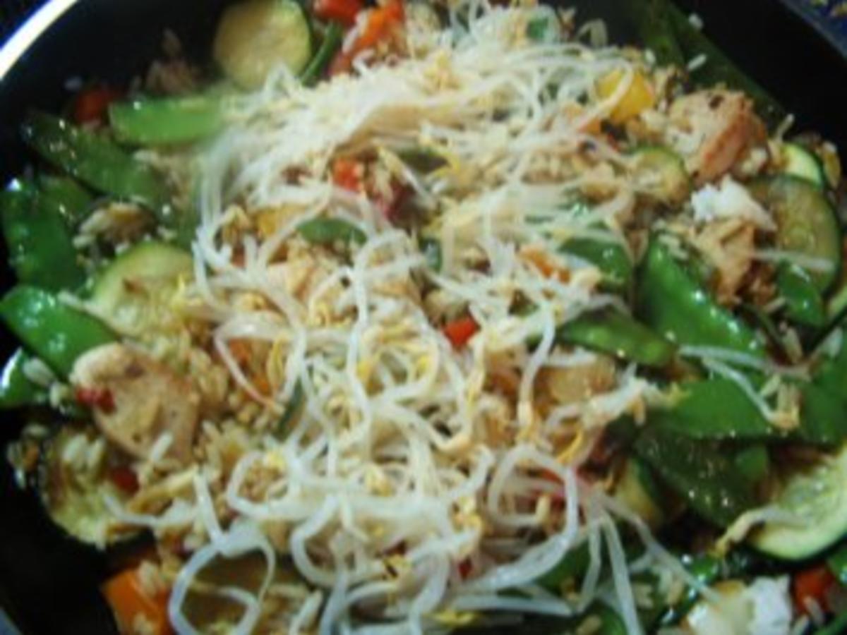 Gebratener Reis mit Hähnchen und Bambussprossen - Rezept - kochbar.de