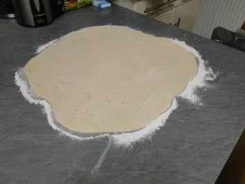 Zwiebel-Speckkuchen mit Mozzarella und Rucola (für ein Blech)     (Fotos) - Rezept - Bild Nr. 7