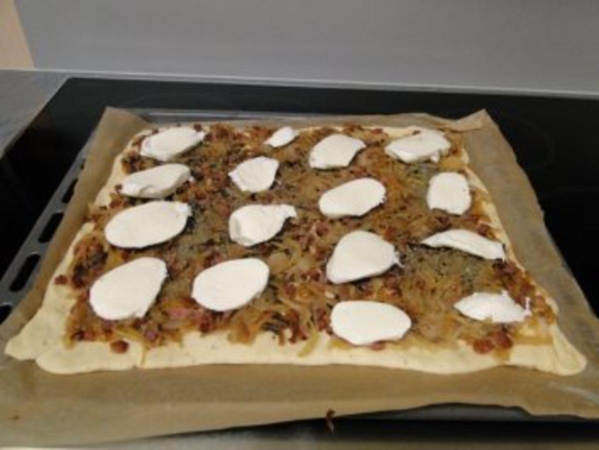 Zwiebel-Speckkuchen mit Mozzarella und Rucola (für ein Blech)     (Fotos) - Rezept - Bild Nr. 9
