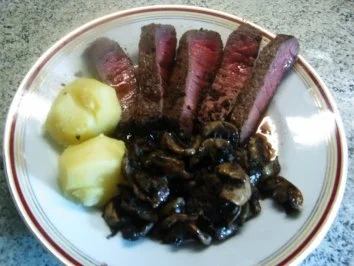 Rezept: Rindersteak mit Rotweinsoße Rindersteak mit Rotweinsoße - Rezept