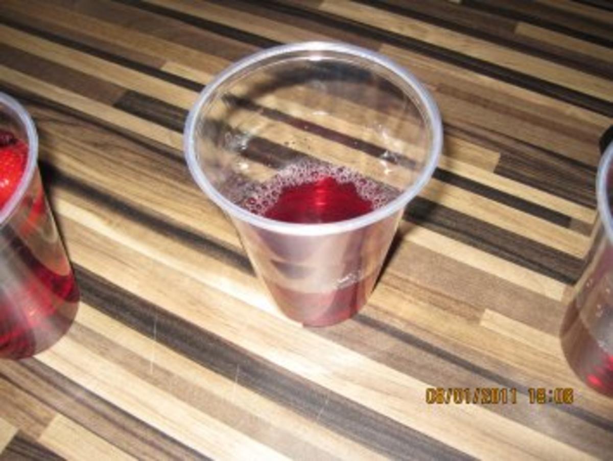 Erdbeer-Rotwein-Ginger Ale  Bowle - Rezept - Bild Nr. 3